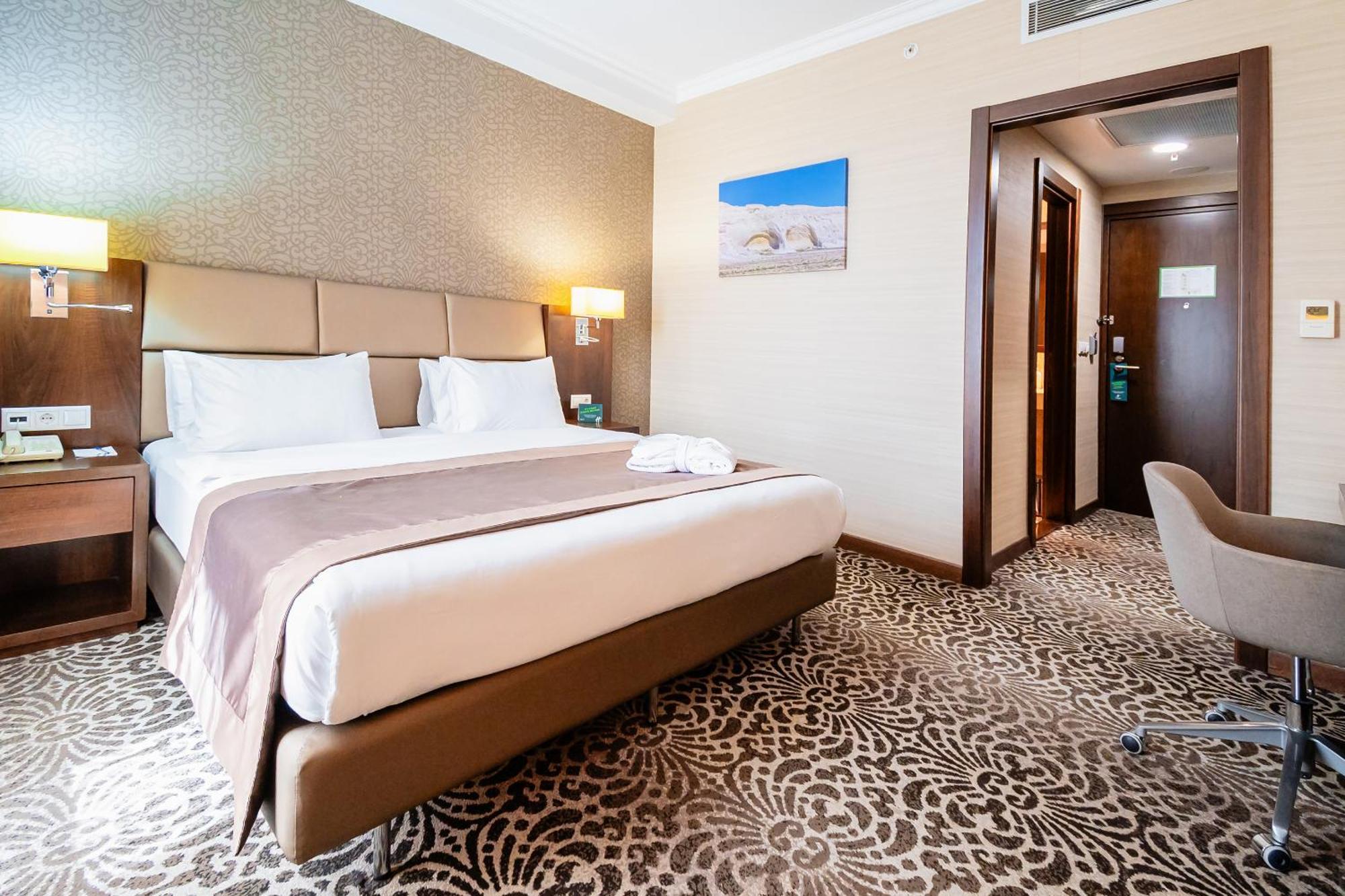 Holiday Inn Aktau By Ihg 4*